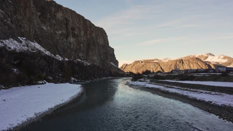 Wasser-Fließt-Flussabwärts-Am-Rio-De-Las-Villas,-Patagonien,-Argentinien