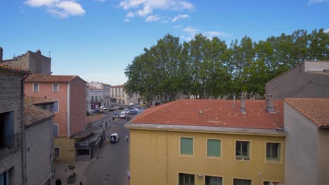 Toma-Lenta-Y-Reveladora-Del-Centro-De-Pezenas-Desde-La-Ventana-Del-Balcón-De-Un-Apartamento