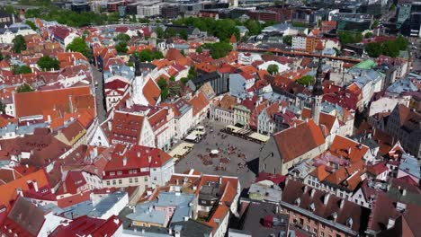 Drone-En-órbita-Disparado-Sobre-La-Plaza-Del-Ayuntamiento---Tallin,-Estonia