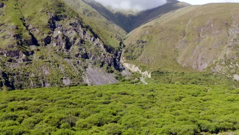Dron-Acercándose-Rápidamente-A-Una-Magnífica-Cascada-En-Las-Montañas-De-Los-Andes-Cerca-De-Jujuy,-Argentina
