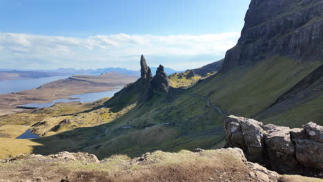 Hiking-trail-leading-to-the-iconic-Old-Man-of-Storr-rock-formation-on-a-sunny-day