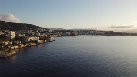 Vista-Aérea-épica-Del-Lujoso-Resort-Frente-Al-Mar-En-Mallorca,-España