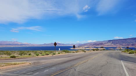 Fahrt-Am-Lake-Mead-Mit-Malerischer-Aussicht-über-Die-Wüste-In-Nevada-An-Einem-Schönen-Sonnigen-Tag,-USA