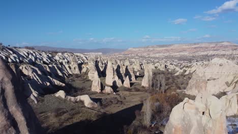 Feenkamine-In-Kappadokien,-Türkei:-Durch-Erosion-Entstandene-Geologische-Säulenfelsformationen