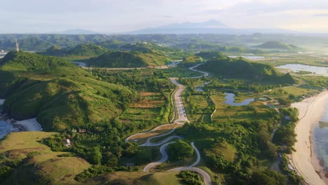 Impresionante-Vista-Del-Camino-Hacia-Las-Colinas-De-Mese,-Mandalika,-La-Isla-De-Lombok-Durante-El-Amanecer,-Con-Un-Telón-De-Fondo-De-Cielo-Azul,-Colinas-Y-La-Playa-De-Arena-Blanca.