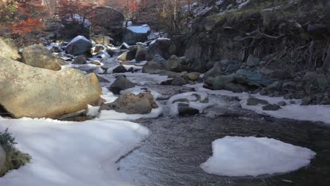 Nahaufnahme-Der-Flussströmung-Flussabwärts-Auf-Einem-Fluss-In-Patagonien,-Argentinien