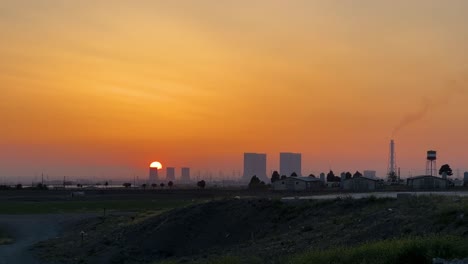 Puesta-De-Sol-Detrás-Del-Fondo-Sobre-Instalaciones-Nucleares-En-Irán-Planta-De-Energía-Torre-De-Enfriamiento-Puesta-De-Sol-Naranja-Vívido-Brillo-De-Sol-Colorido-En-Verano-Paisaje-Industrial-Foto-Escénica-Del-Productor-De-Energía-Irán