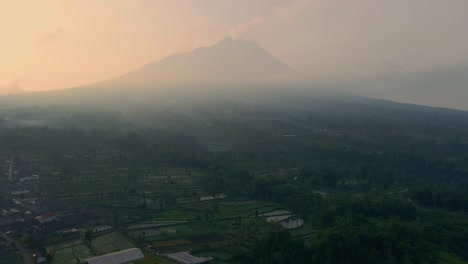 Eine-Neblige-Landschaft-In-Indonesien-Mit-Dem-Rauchenden-Vulkan-Merapi-Im-Hintergrund