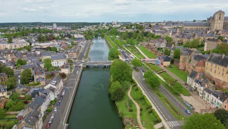 Puente-Pont-Yssoir-Sobre-El-Río-Sarthe-Con-La-Catedral-De-Saint-Julien-Y-Los-Muros-Del-Recinto-Galorromano,-Ciudad-De-Le-Mans,-Francia