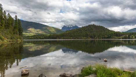 Reflection-Of-Clouds-And-Sky-At-Bull-Lake-In-Montana,-United-States---Timelapse