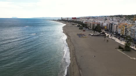 Resort-De-Playa-De-Arena-Con-Muchos-Hoteles-Costeros-En-España,-Vista-Aérea