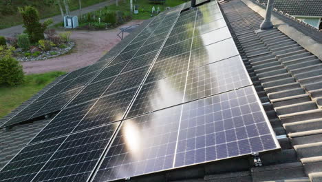 Drohne-Fliegt-über-Die-Reflektierende-Oberfläche-Einer-Solarzellenanlage-Auf-Einem-Hausdach