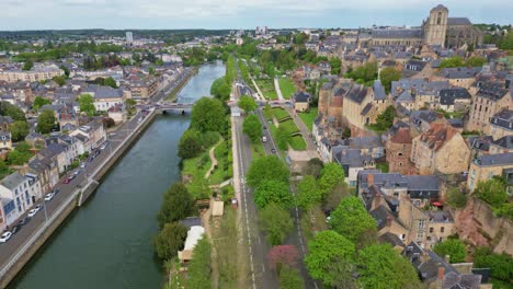 Pont-Yssoir-bridge-on-Sarthe-River-with-Saint-Julien-Cathedral-and-Gallo-Roman-enclosure-walls,-Le-Mans-city,-France