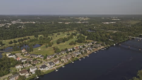 Augusta-Georgia-Drone-V47-Aéreo-Sobrevolando-El-Río-Savannah-Capturando-El-Campo-De-Golf-Del-Río,-Casas-Frente-Al-Río-En-Carolina-Del-Sur-Y-Puentes-Que-Cruzan-Hacia-La-Ciudad-Antigua---Filmado-Con-Mavic-3-Pro-Cine---Octubre-De-2023