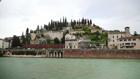 Malerische-Aussicht-über-Den-Fluss-Adiga-Mit-Blick-Auf-Die-Burg