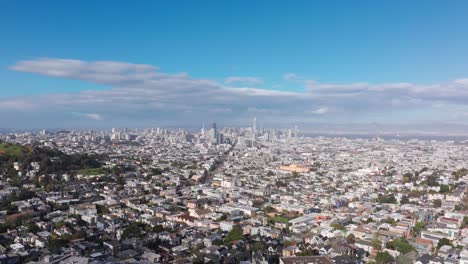 Langsame-Und-Filmische-Drohnenaufnahme,-Die-Die-Innenstadt-Von-San-Francisco-Aus-Großer-Höhe-Zeigt