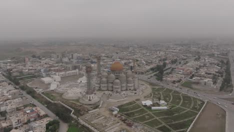 Drone-footage-captures-the-majestic-Great-Mosque-of-al-Nuri-in-Mosul,-Iraq,-showcasing-its-iconic-leaning-minaret-and-historic-beauty