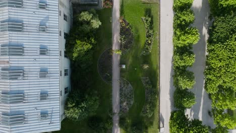 The-natural-museum-in-paris-showcasing-its-garden-pathways-and-greenery,-aerial-view