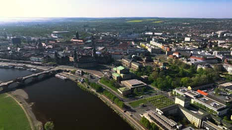 Luftaufnahme-Einer-Drohne-über-Der-Historischen-Innenstadt-Von-Dresden,-Deutschland-An-Der-Elbe