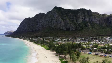 Drohnenaufnahme-Der-Hawaiianischen-Stadt-Waimanalo-An-Der-Küste-Von-Oahu