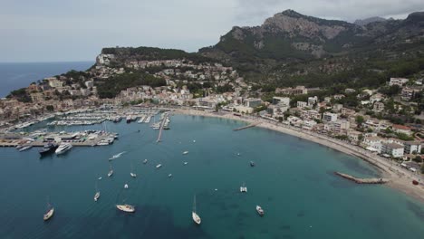 Epische-Drohnenansicht-Des-Wunderschönen-Port-Soller-Auf-Mallorca,-Spanien