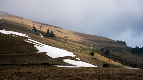 Puesta-De-Sol-Sobre-Los-Telesillas-De-Montaña-Corno-Bianco,-Alpes-Peninos