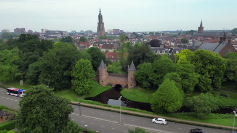 Vista-Aérea-De-La-Torre-De-La-Iglesia-Lief-Vrouwe-Y-La-Puerta-De-Monkendam-En-La-Ciudad-De-Amersfoort,-Países-Bajos