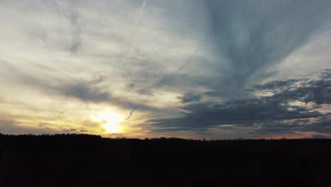 Standbild-Eines-Atemberaubenden-Sonnenuntergangs-Mit-Einem-Hochfliegenden-Flugzeug