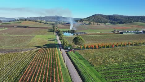 Sobre-Viñedos,-Una-Carretera-Y-Una-Presa-Con-Una-Quema-En-El-Valle-De-Yarra,-Cerca-De-Yarra-Glen,-Victoria,-Australia.