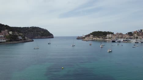 Luftaufnahme-Des-Wunderschönen-Hafens-Von-Port-Soller-Auf-Mallorca,-Spanien