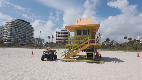 Brillante-Estación-De-Salvavidas-En-Miami-Beach-Con-Un-Cielo-Vibrante-En-El-Fondo