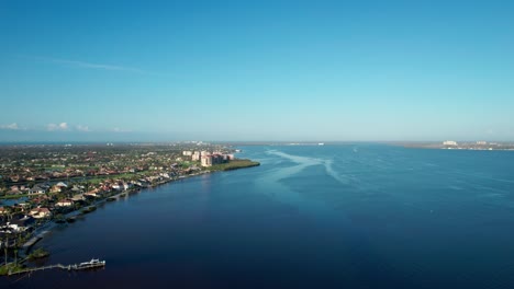 Casas-Enormes-A-Orillas-Del-Río-Caloosahatchee-En-El-Suroeste-De-Florida