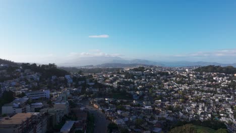 Disparo-De-Dron-Retrocediendo-Lentamente-Y-Revelando-Casas-En-Las-Colinas-A-Las-Afueras-De-San-Francisco.