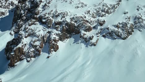 Nieve-Sobre-Rocas-De-Montaña,-Creando-Un-Impresionante-Impacto-Ambiental-Visual.