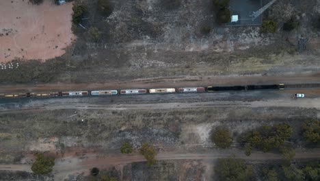 Güterzug-Transportiert-Treibstoff-Auf-Gleisen-In-Ländlichen-Sandgebieten-Australiens