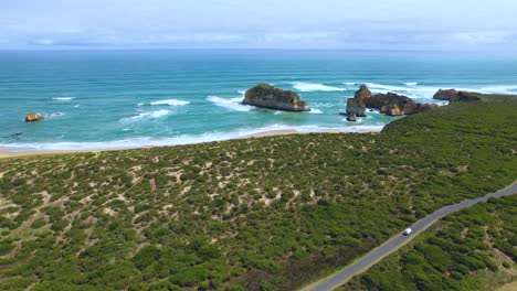 Video-De-Drones-De-4k-Que-Recorre-La-Sinuosa-Carretera-A-Lo-Largo-De-La-Costa-De-La-Gran-Carretera-Oceánica-En-Victoria,-Australia