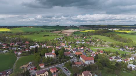 Flug-über-Einer-Tschechischen-Dorfkirche-In-Der-Nähe-Von-Křížků-Mit-Feldern-Im-Hintergrund