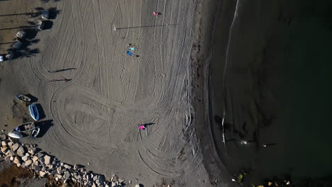 Sandküste-Mit-Kristallklarem-Meerwasser,-Luftansicht-Von-Oben