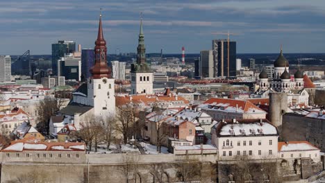 Vista-Por-Drones-Del-Casco-Antiguo-De-Tallin,-Estonia