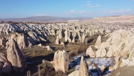 Feenkamine-In-Kappadokien,-Türkei:-Durch-Erosion-Entstandene-Geologische-Säulenfelsformationen