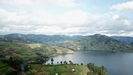 Paisaje-Verde-En-La-Orilla-Del-Lago-Bunyonyi-En-Uganda,-áfrica-Oriental