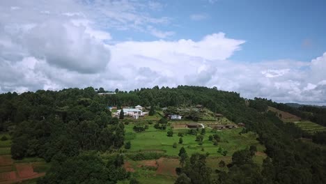 Luxus-Lodge-Auf-Einem-üppig-Grünen-Hügel-In-Uganda,-Ostafrika