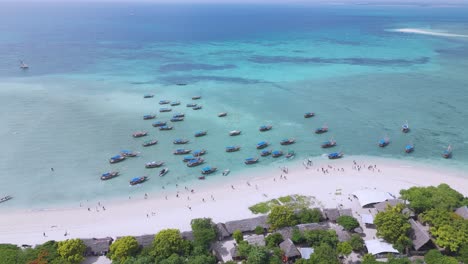 Eine-Drohne-Zeigt-Mehrere-Fischerboote-Auf-Sansibar-Am-Strand-Im-Türkisblauen-Wasser