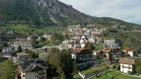 Vista-Aérea-De-Molveno,-Una-Comuna-En-Trentino,-En-El-Norte-De-Italia.