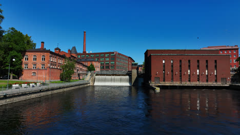 Vista-Aérea-Acercándose-A-La-Presa-De-Tammerkoski,-Día-Soleado-En-Tampere,-Finlandia