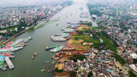 Schiffsreparatur--Und--baudock-Am-Fluss-Buriganga-In-Der-Stadt-Dhaka---Bangladesch