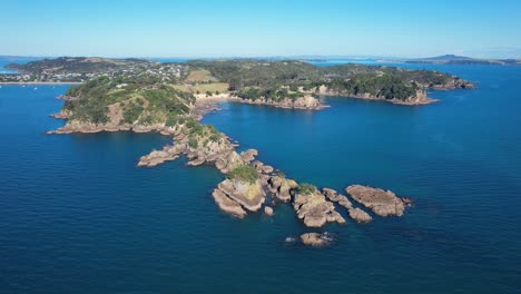 Paisaje-Rocoso-En-El-Mar-Azul-Cerca-De-La-Playa-De-Oneroa-En-La-Isla-Waiheke,-Auckland,-Nueva-Zelanda