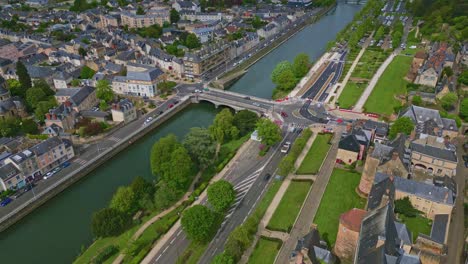 Traffic-car-on-Pont-Yssoir-bridge-on-Sarthe-River-at-Le-Mans-city,-France