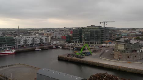Dynamische-Luftaufnahme:-Galway-Docks,-Schrottplatzüberführung