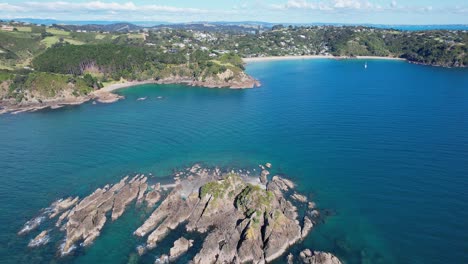 Nani-Island-With-Palm-Beach,-Bays-And-a-Suburb-In-Waiheke-Island,-New-Zealand